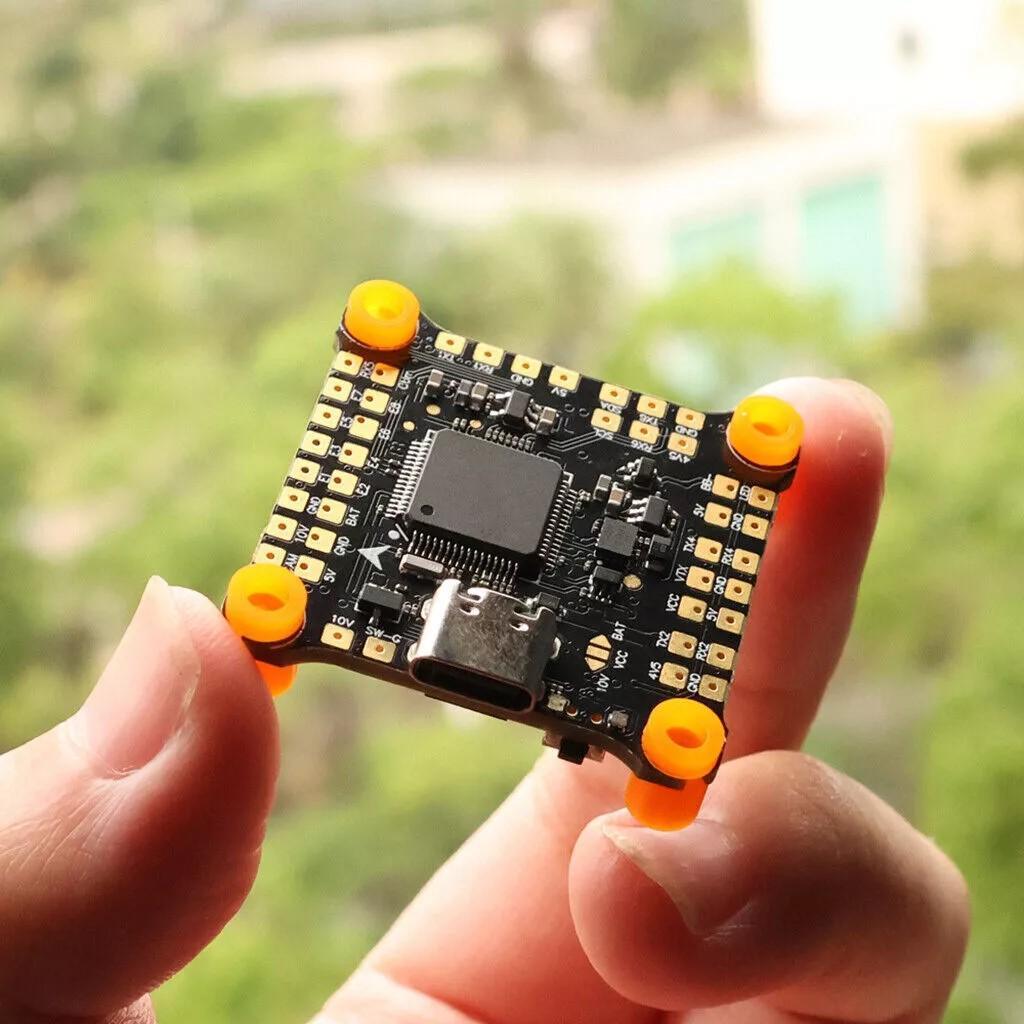 Kontroler lotu dla drona wyścigowego HAKRC F405 V2 F4 - dłoń