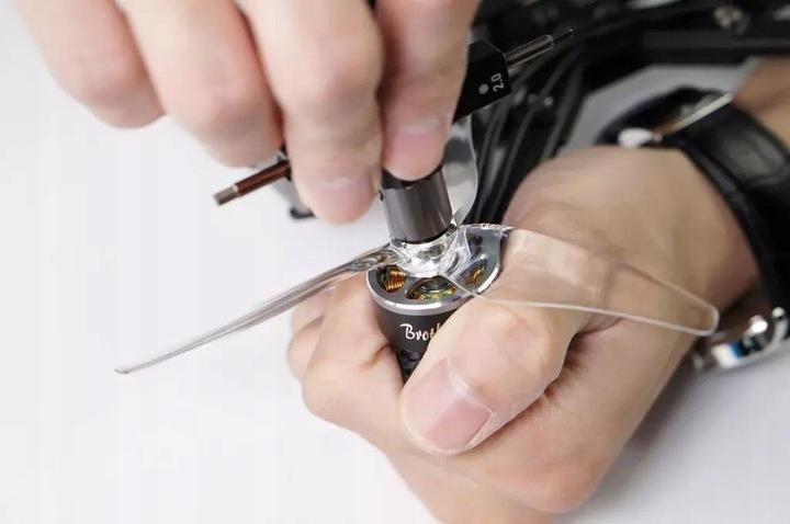 stp 4 in 1 wielofunkcyjny Śrubokręt / klucz do demontażu śmigieł 2.0+1.5